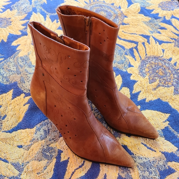 Two Lips Leather Ankle Boots - Picture 2 of 11